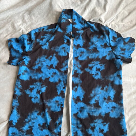 Men's Blue & Black Abstract Print Short Sleeve Button-Up Shirt - Picture 2 of 2